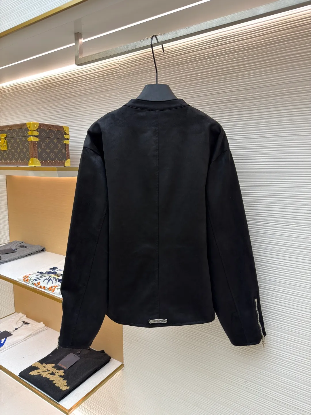 Chrome Hearts silver-plated hardware buckle mixed sheepskin suede jacket ●Item number: 1681772-B40 ●Material: sheepskin fabric ●Technology: suede production ●Color: black ●Version: fitted version ●Weight: about 865 grams ●Size: S-M-L-XL ●Description: Made of matte suede fabric, treated with softening tanning process, it has a delicate and soft touch while retaining the stiffness of the fabric, combining texture and durability. The neckline is decorated with metal buttons, and the zipper is made of customized metal parts, which has a strong luster and smooth opening and closing, improving the sophistication of details; the cuffs are decorated with side seam zippers, which are both decorative and easy to put on and take off. The version is slim and neatly cut, which fits the body shape while leaving room for movement. The lack of unnecessary decoration shows a minimalist and high-end style. The stitching of the whole garment is neat and even, the cutting pieces are connected accurately, and the size is measured manually (an error of 1-3CM is normal). The craftsmanship balances the simple version and the dark texture of the brand. It is a piece that is both practical and high-end. The overall wiring is straight and delicate, the fabric is comfortable and soft, and the color is consistent without color difference. It can be matched with the same style to create a fashionable look and control various occasions. Customized accessories, complete with three standards, same style for men and women!